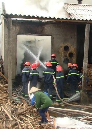 Quảng Bình: Cháy lớn tại xí nghiệp sản xuất thiết bị giáo dục