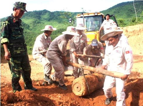 Quảng Bình:  Xử lý quả bom “khủng” nằm bên đường Hồ Chí Minh