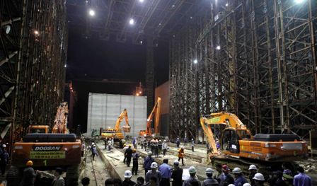 Phó Thủ tướng Hoàng Trung Hải thăm viếng nạn nhân bị tử vong trong vụ sập giàn giáo