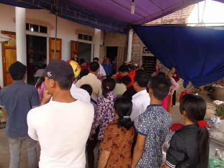 Ngày mai thôi, cả làng sẽ phủ trắng khăn tang...