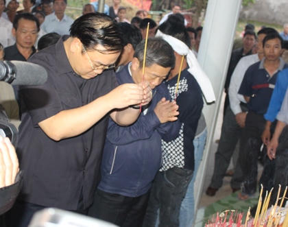 Phó Thủ tướng Hoàng Trung Hải thăm viếng nạn nhân bị tử vong trong vụ sập giàn giáo