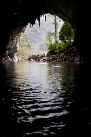 Chinh phục hang động và hướng về học sinh vùng khó