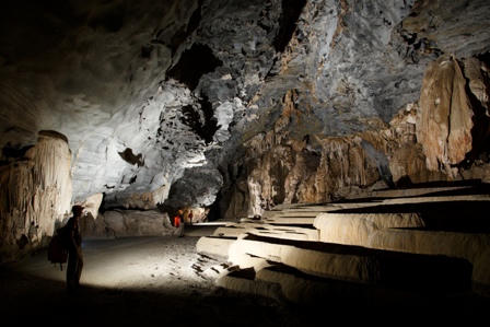 Chinh phục hang động và hướng về học sinh vùng khó