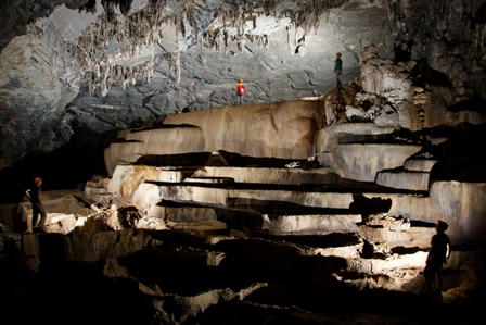 Chinh phục hang động và hướng về học sinh vùng khó