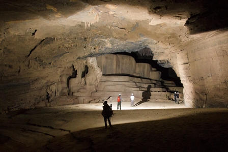 Chinh phục hang động và hướng về học sinh vùng khó