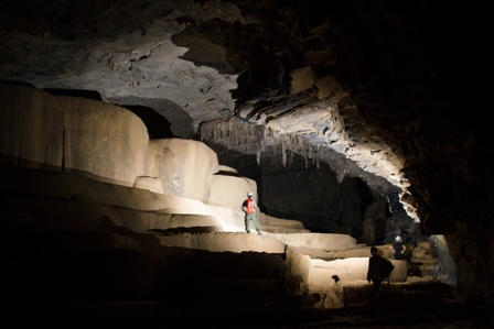 Chinh phục hang động và hướng về học sinh vùng khó