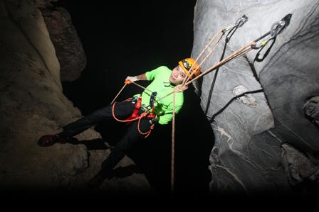 Chinh phục hang động và hướng về học sinh vùng khó