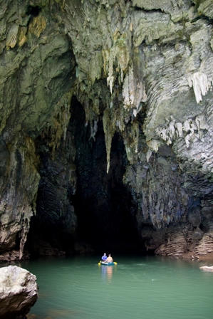 Chinh phục hang động và hướng về học sinh vùng khó