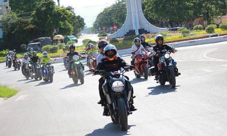 Hàng trăm “siêu” mô tô ba miền hội tụ về “đất lửa” 