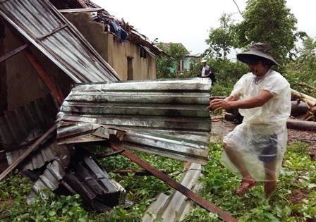Lốc xoáy kinh hoàng quần nát quê nghèo