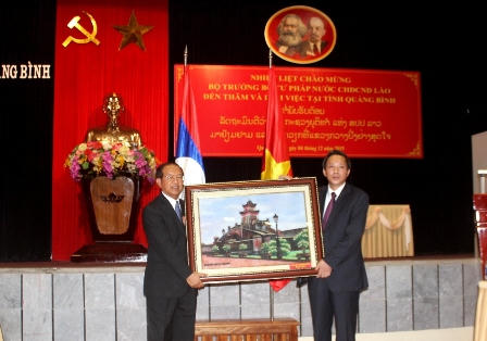 Bộ trưởng Hà Hùng Cường tiếp thân mật Bộ Tư pháp Lào