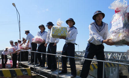 ‘Xông biển’ đầu năm, chúc Tết chiến sỹ Vùng 2 Hải Quân