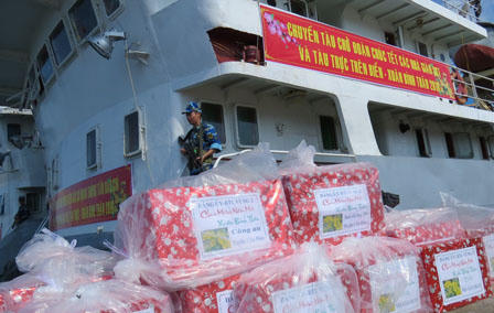 ‘Xông biển’ đầu năm, chúc Tết chiến sỹ Vùng 2 Hải Quân