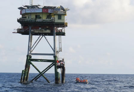 Quà Tết vượt biển khơi đến tận tay cán bộ, chiến sĩ nhà giàn DK1