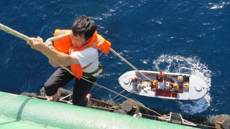 Quà Tết vượt biển khơi đến tận tay cán bộ, chiến sĩ nhà giàn DK1