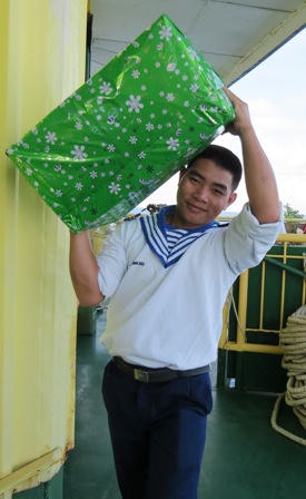 Quà Tết vượt biển khơi đến tận tay cán bộ, chiến sĩ nhà giàn DK1