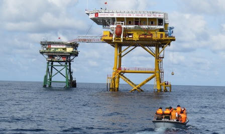 Quà Tết vượt biển khơi đến tận tay cán bộ, chiến sĩ nhà giàn DK1