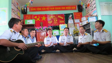 Quà Tết vượt biển khơi đến tận tay cán bộ, chiến sĩ nhà giàn DK1