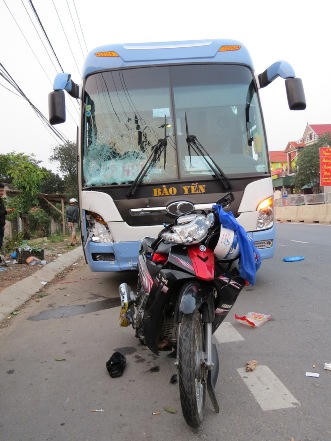 Xe khách hất xe máy văng 70m, vợ chồng tử vong, con nguy kịch