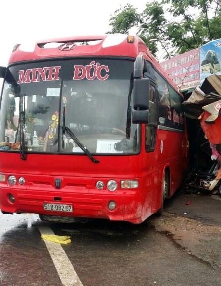 Hàng chục người hoảng loạn vì xe khách đang đi bỗng... quay một vòng