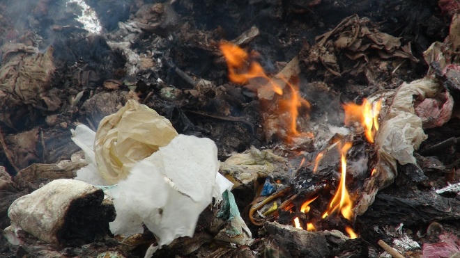 Cháy bãi rác gần 10 ngày, khói độc bao vây hàng trăm hộ dân