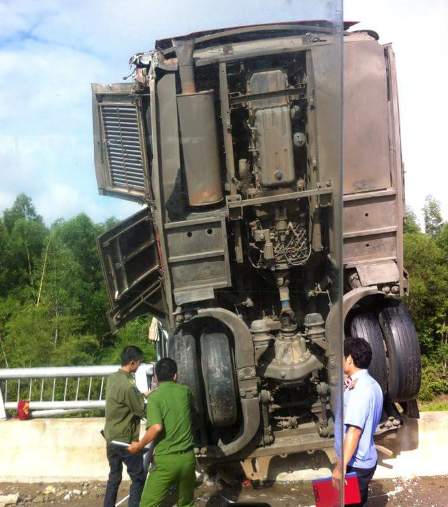 Xe khách đâm gãy lan can cầu lao xuống vực, 11 người gặp nạn