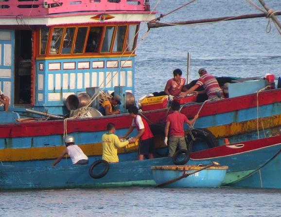 Tàu cá Bình Định mắc cạn trên cửa biển Nhật Lệ