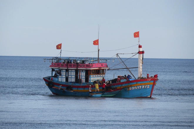 Tàu cá Bình Định mắc cạn trên cửa biển Nhật Lệ