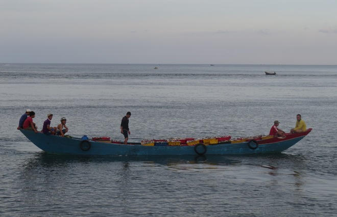 Tàu cá Bình Định mắc cạn trên cửa biển Nhật Lệ