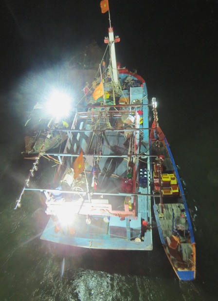 Giải thoát thành công tàu cá mắt cạn trên cửa Nhật Lệ