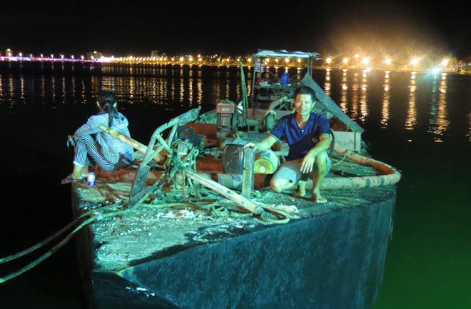 Giải thoát thành công tàu cá mắt cạn trên cửa Nhật Lệ