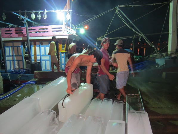 Giải thoát thành công tàu cá mắt cạn trên cửa Nhật Lệ