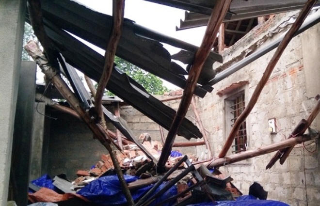 Quảng Bình: ​ Chỉ 5 phút lốc xoáy giật bay hàng chục nóc nhà