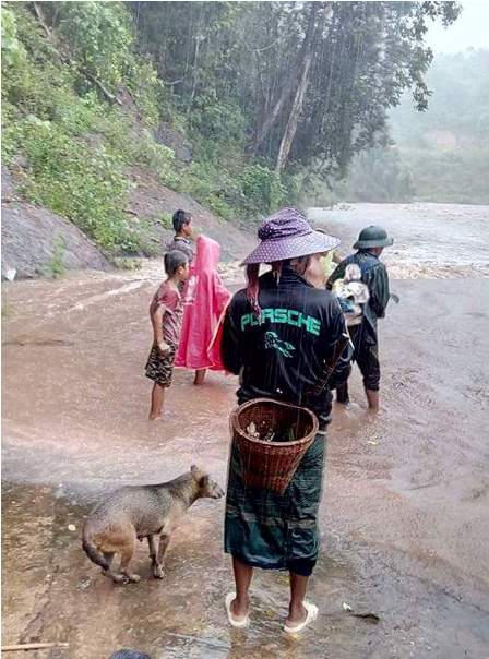 Quảng Bình: Lốc xoáy làm 5 người bị thương, lũ chia cắt, sạt lở đường