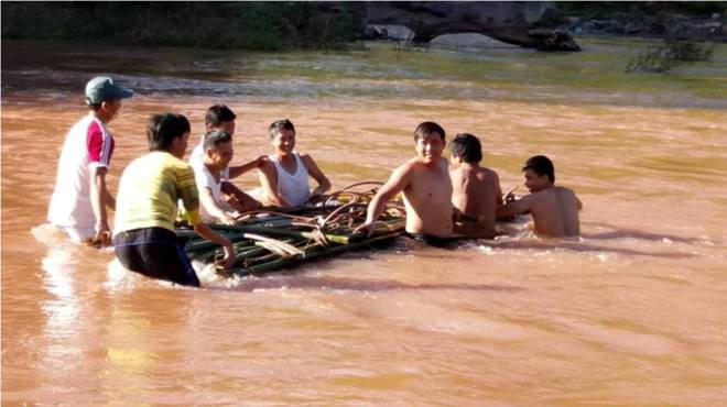 Quảng Bình: Lốc xoáy làm 5 người bị thương, lũ chia cắt, sạt lở đường