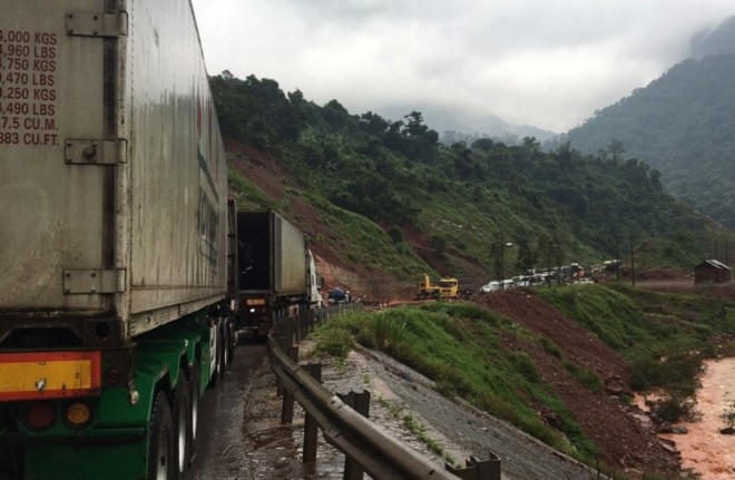 Quảng Bình: Lốc xoáy làm 5 người bị thương, lũ chia cắt, sạt lở đường