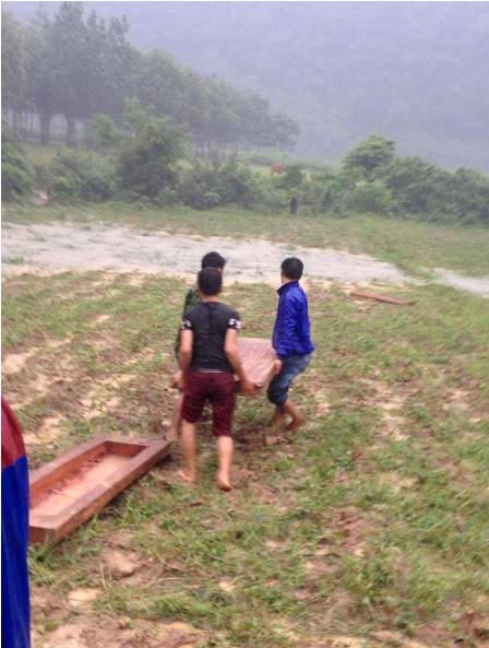 Lâm tặc liều lĩnh tấn công kiểm lâm, cướp gỗ tang vật