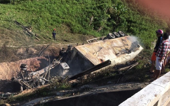 Container lao xuống vực phát nổ rồi bốc cháy, tài xế tử nạn trong cabin