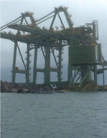 Ba giàn cẩu nghìn tấn của Formosa bị sóng đánh trôi trên biển