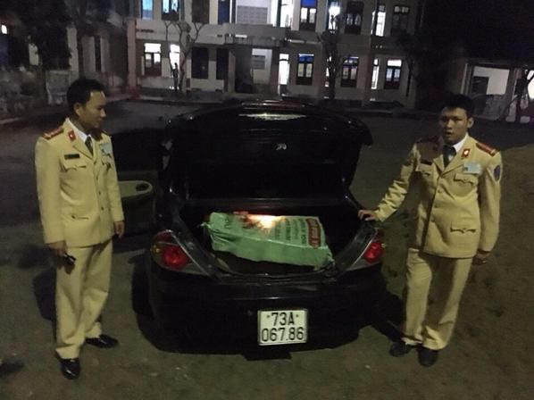 Giấu 96 hộp pháo lậu trong ô tô con đi tiêu thụ