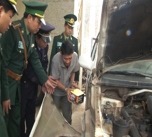 Pháo lậu cất giấu tinh vi vượt biên vào Việt Nam