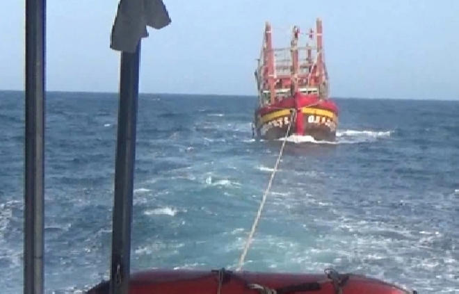 BĐQP Quảng Bình bắt tàu đánh cá trái phép, cứu ngư dân gặp nạn