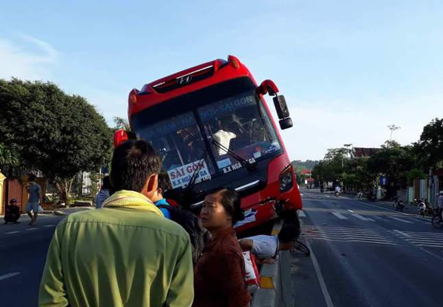 Bố và con gái 7 tuổi thoát chết hi hữu dưới gầm xe khách