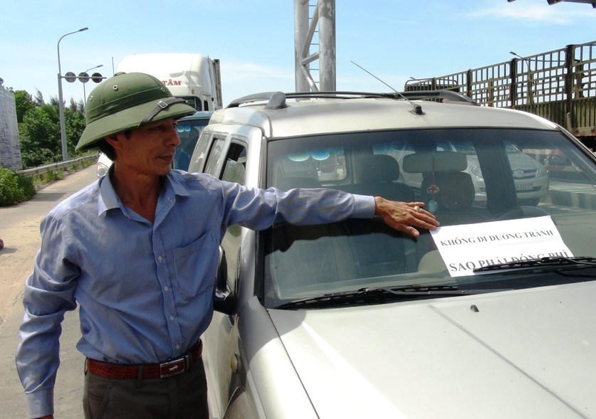 Người dân chặn xe phản đối thu phí Trạm BOT Quán Hàu