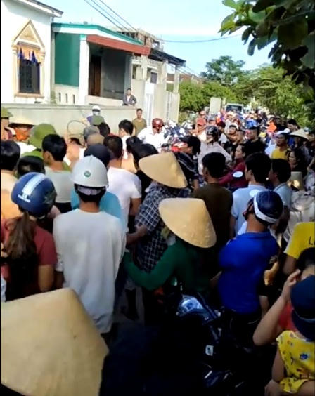 Người dân vây bắt, hành hung dã man người nghi bắt cóc trẻ em 