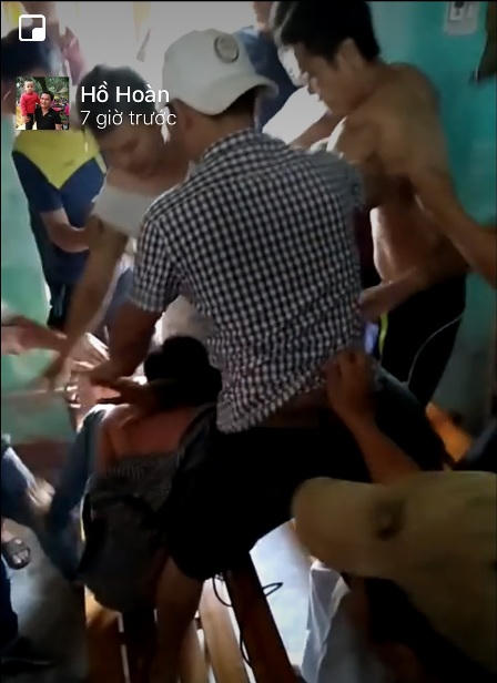 Người dân vây bắt, hành hung dã man người nghi bắt cóc trẻ em 