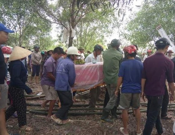 Hàng trăm người dân tiễn đưa bé trai ở Quảng Bình