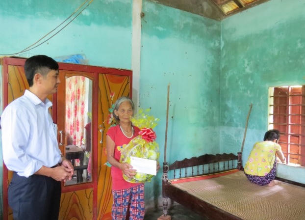 Trường Trung cấp Luật Đồng Hới: Trao tặng nhà tình nghĩa, thăm các gia đình liệt sĩ