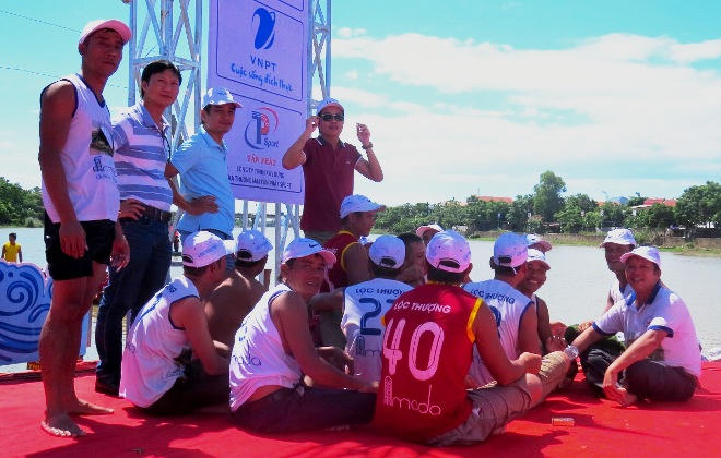 Sông quê Đại tướng Võ Nguyên Giáp dậy sóng thuyền đua mừng Tết Độc lập