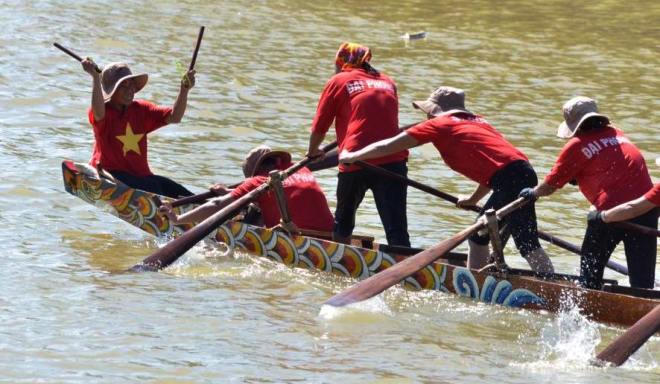 Sông quê Đại tướng Võ Nguyên Giáp dậy sóng thuyền đua mừng Tết Độc lập